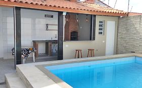 Casa térrea com piscina a 250 metros da praia